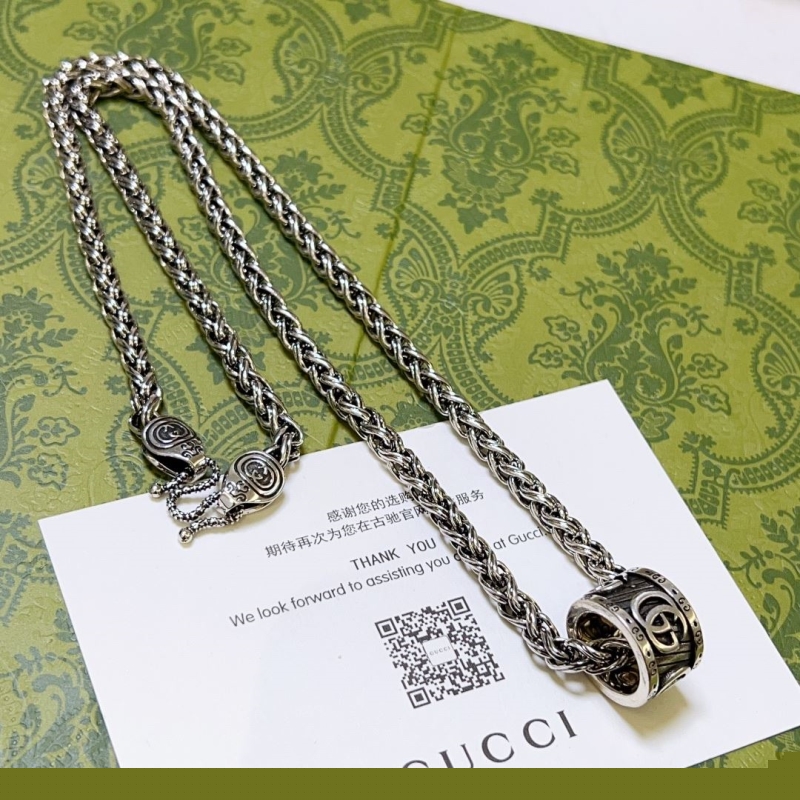G*u*i necklaces